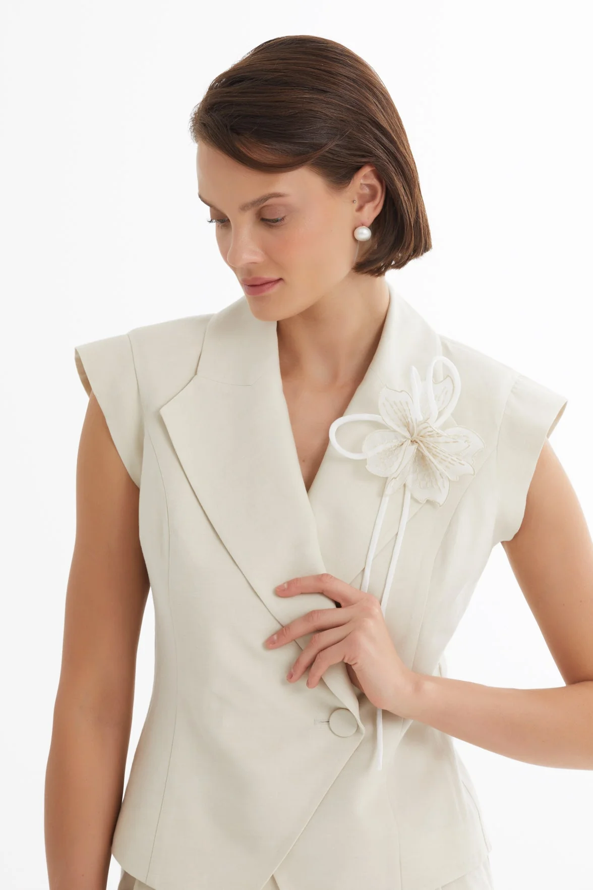 Beige Floral Brooch Vest Trouser Set - Image 3