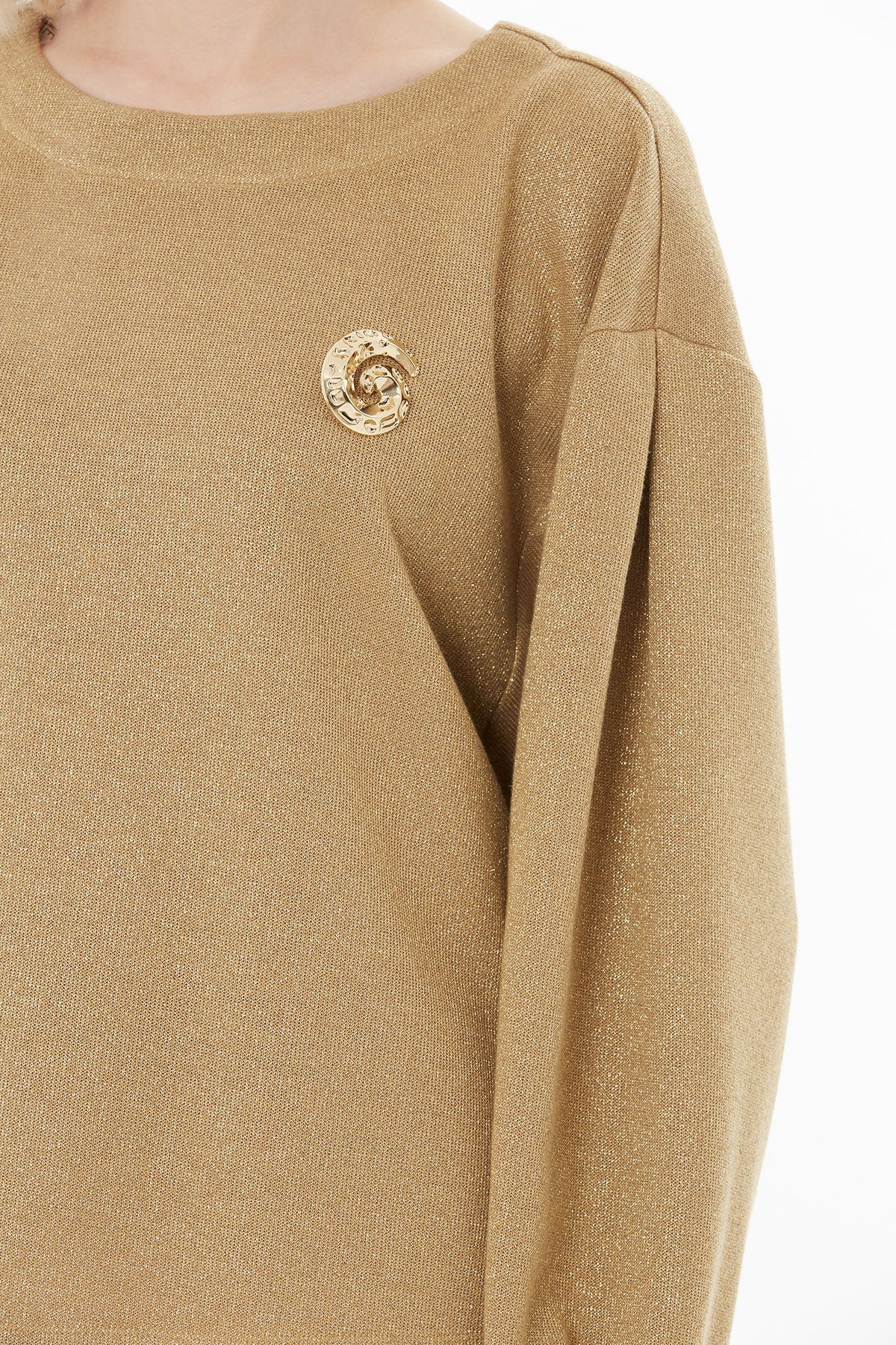 Beige Set with Brooch Detail - Image 3