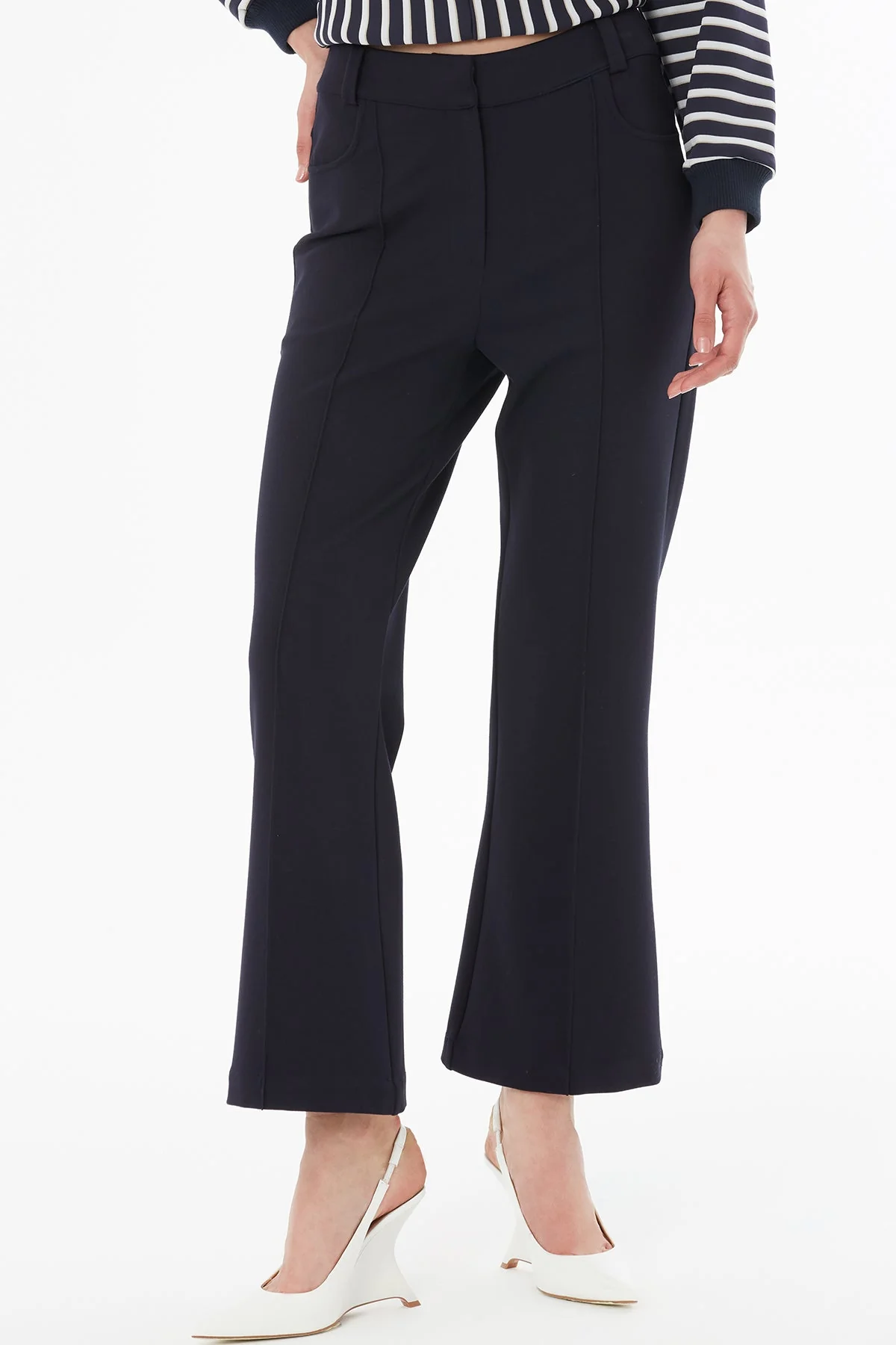 Black Short Wide-Leg Trousers - Image 2