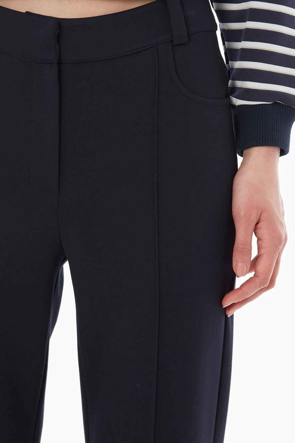 Black Short Wide-Leg Trousers - Image 3