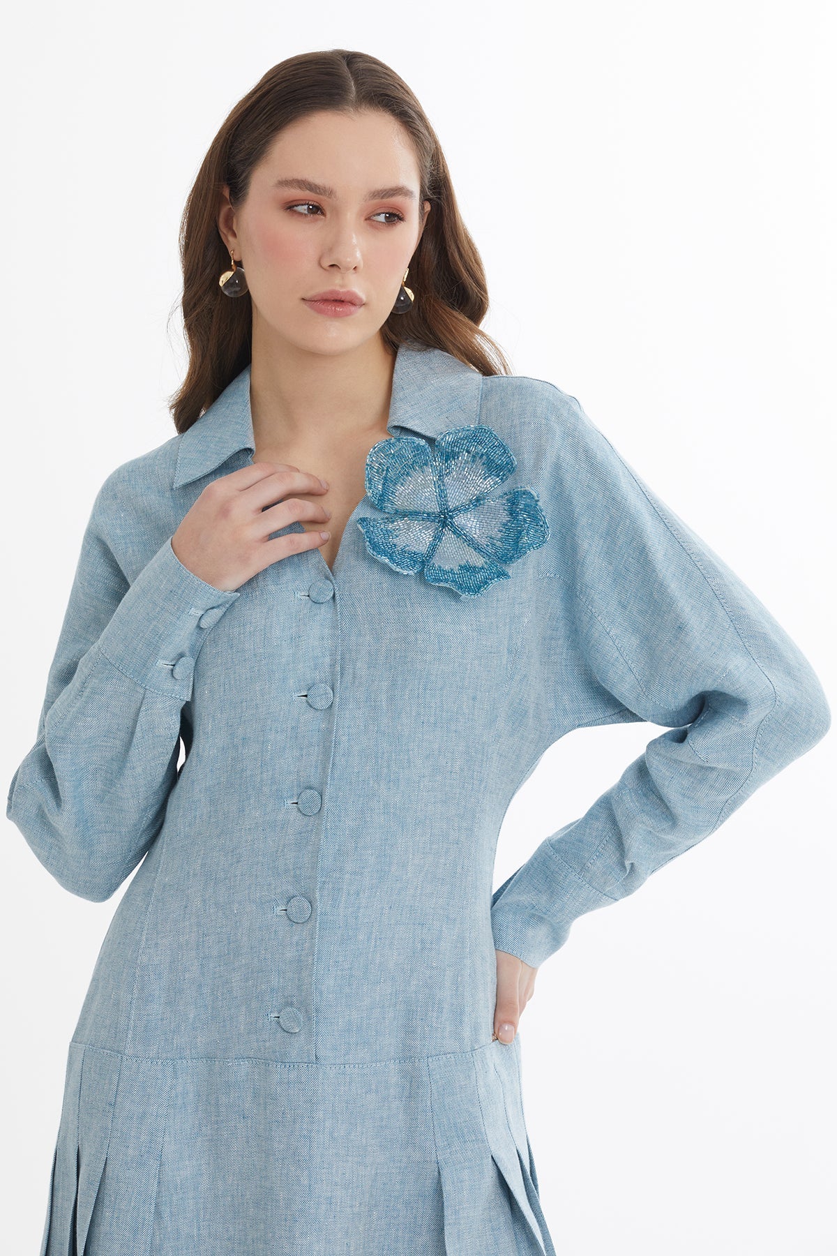 Blue Beaded Floral Brooch Linen Maxi Dress - Image 2