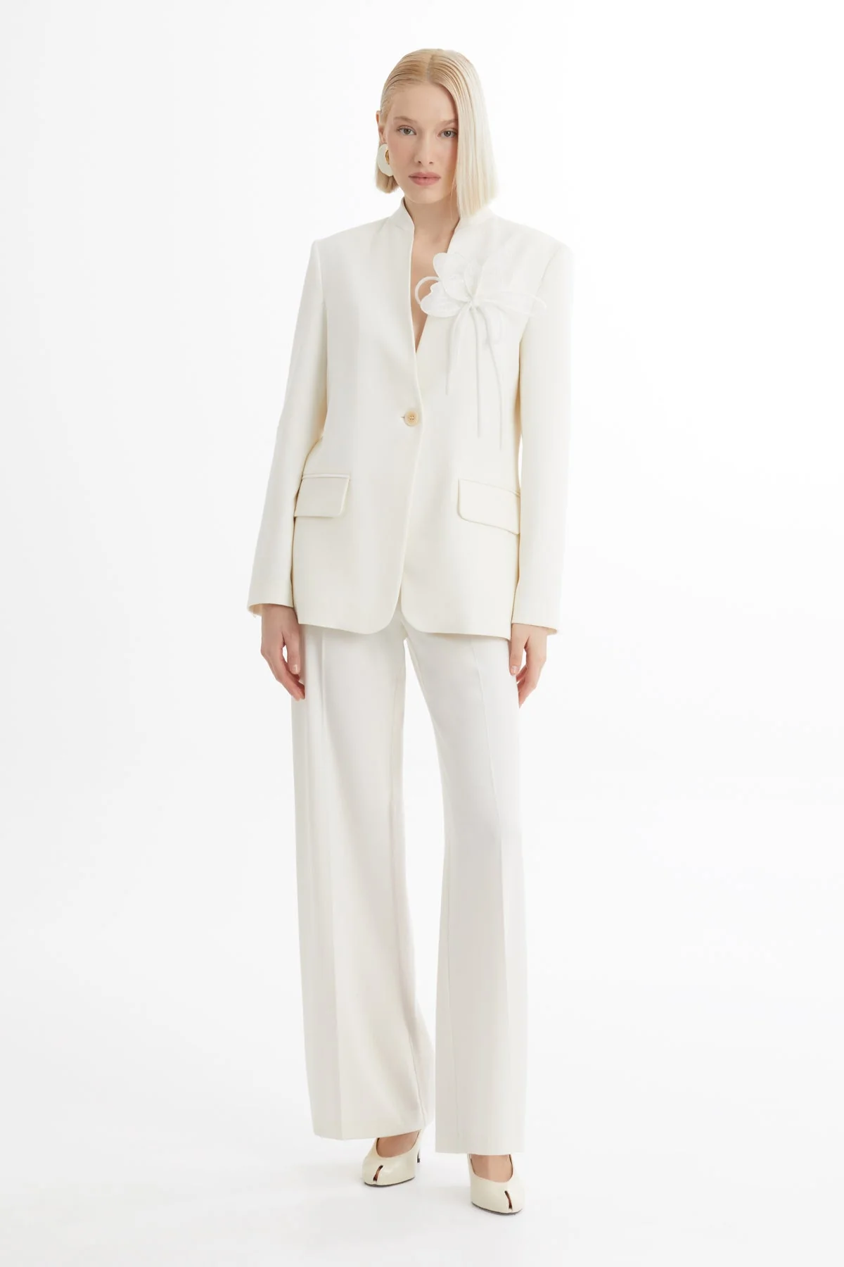 Ecru Floral Detail Blazer Suit - Image 3