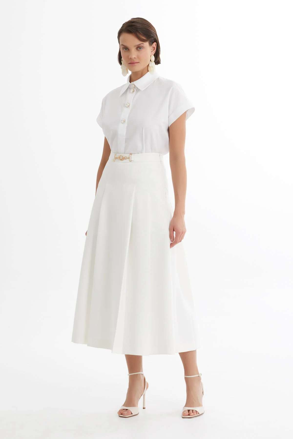 Ecru Pleated Skirt with Chain Accessory - Image 2