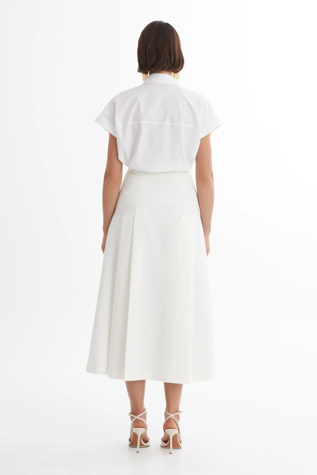 Ecru Pleated Skirt with Chain Accessory - Image 3