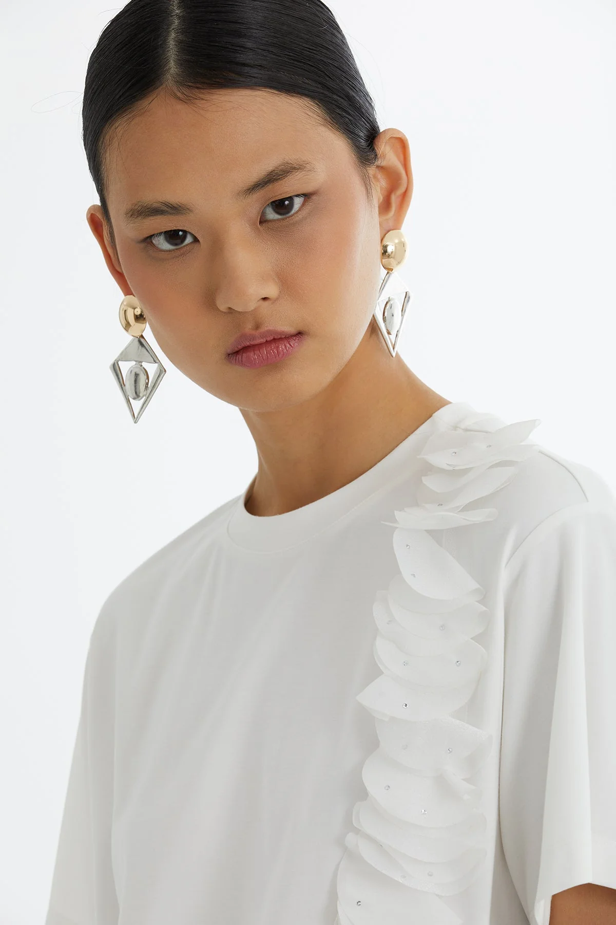 Ecru T-Shirt with Tulle Ribbon Accessory - Image 3