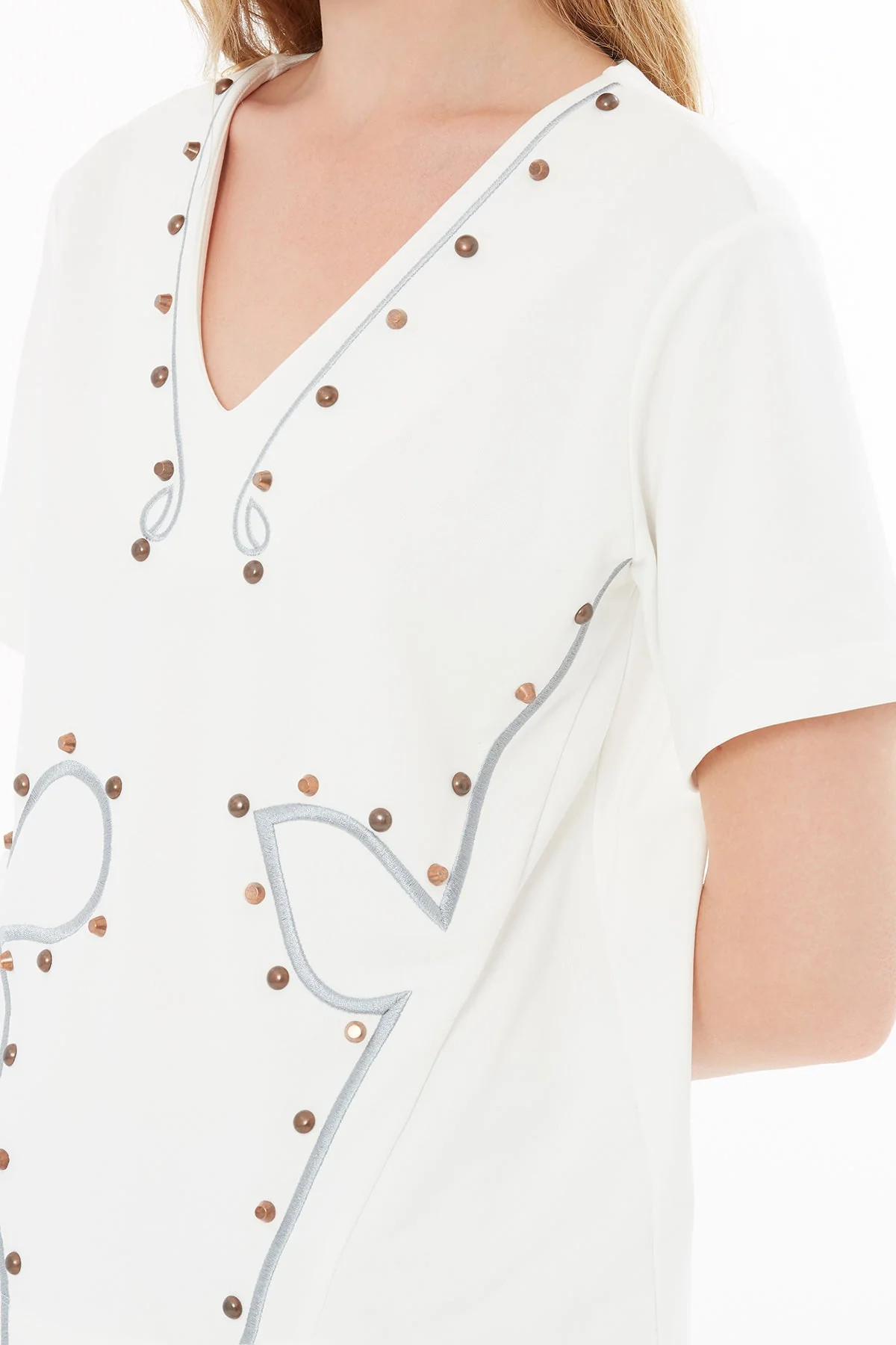 Ecru V-Neck T-Shirt with Embroidered Detail - Image 3