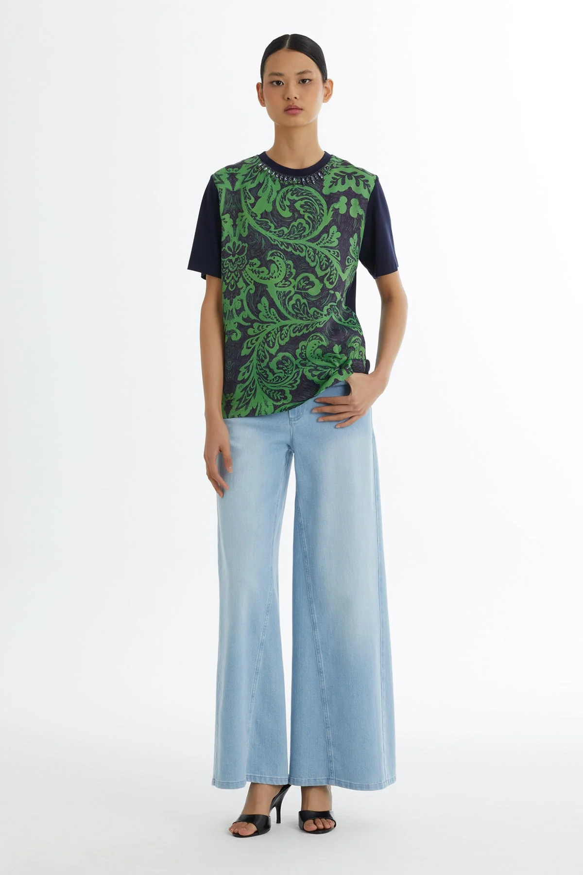 Green Necklace-Detail Printed T-Shirt