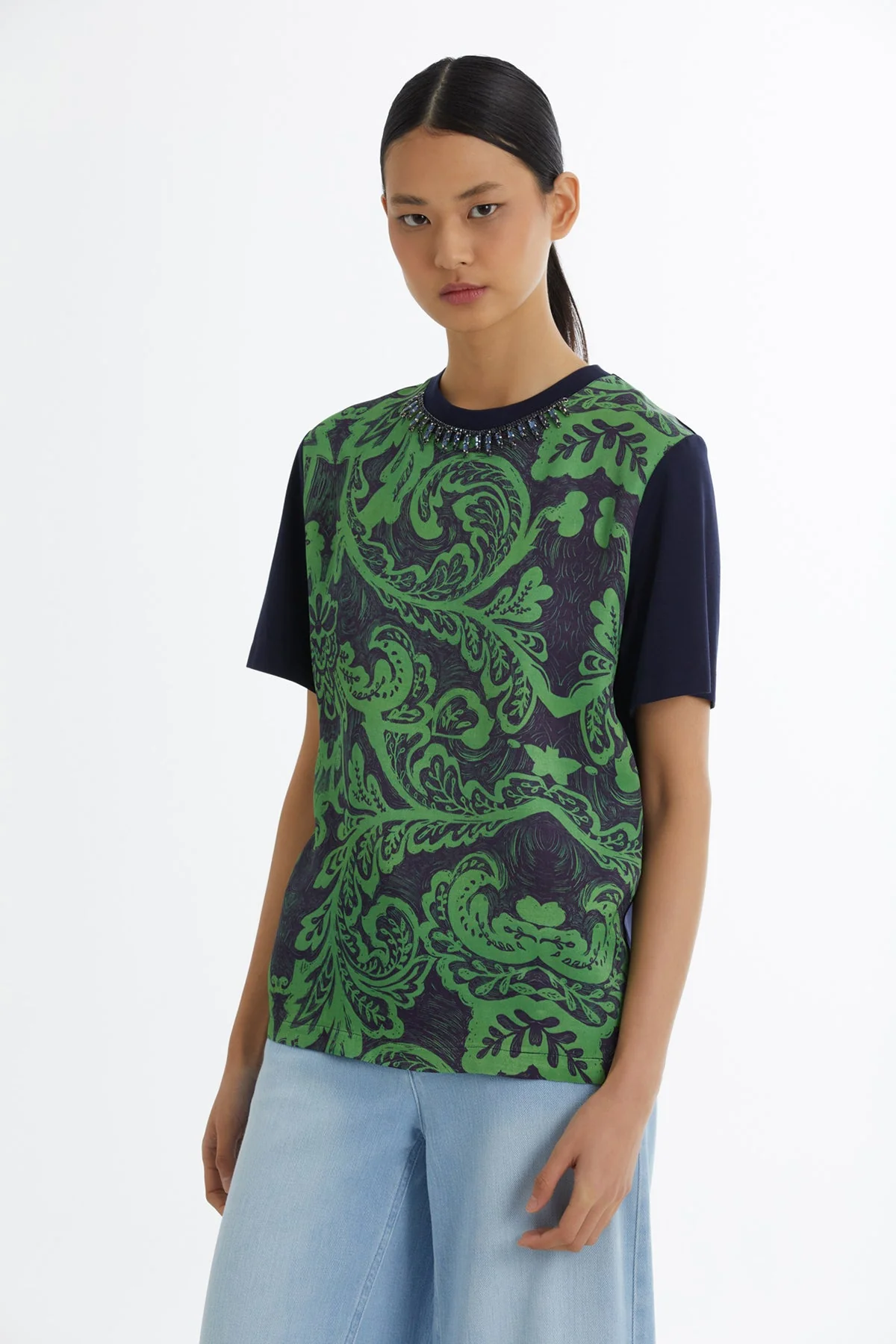 Green Necklace-Detail Printed T-Shirt - Image 2