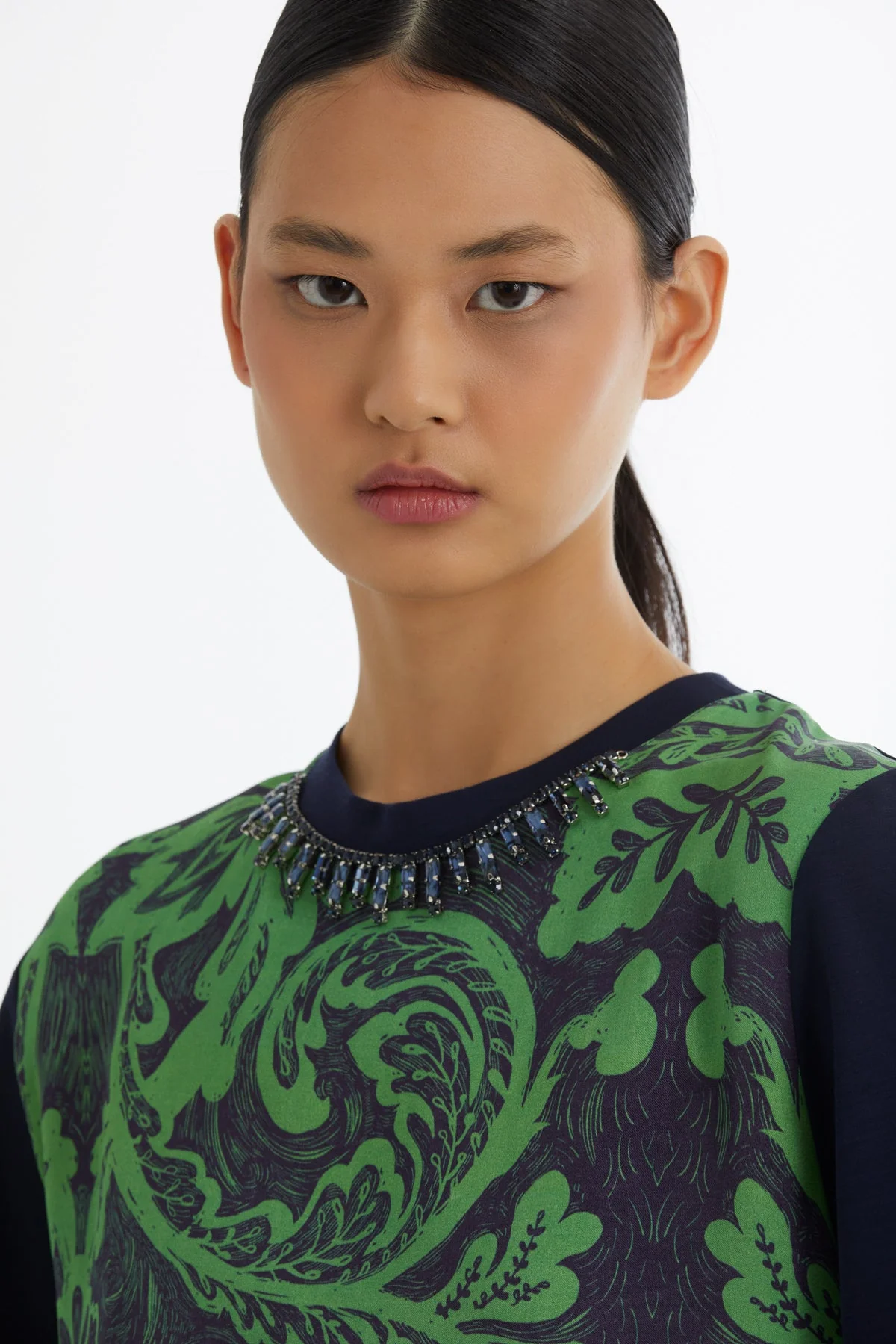 Green Necklace-Detail Printed T-Shirt - Image 3