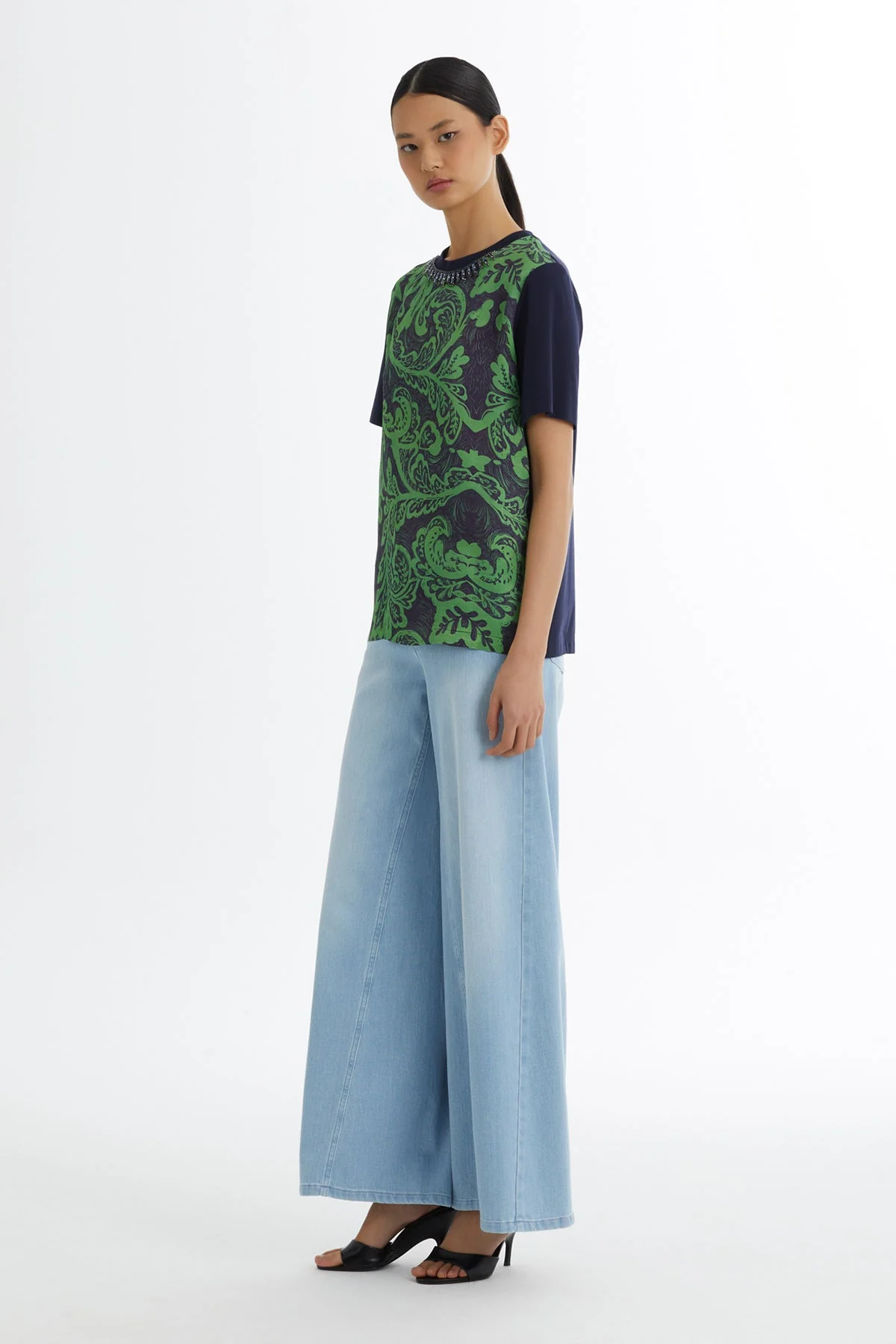 Green Necklace-Detail Printed T-Shirt - Image 4
