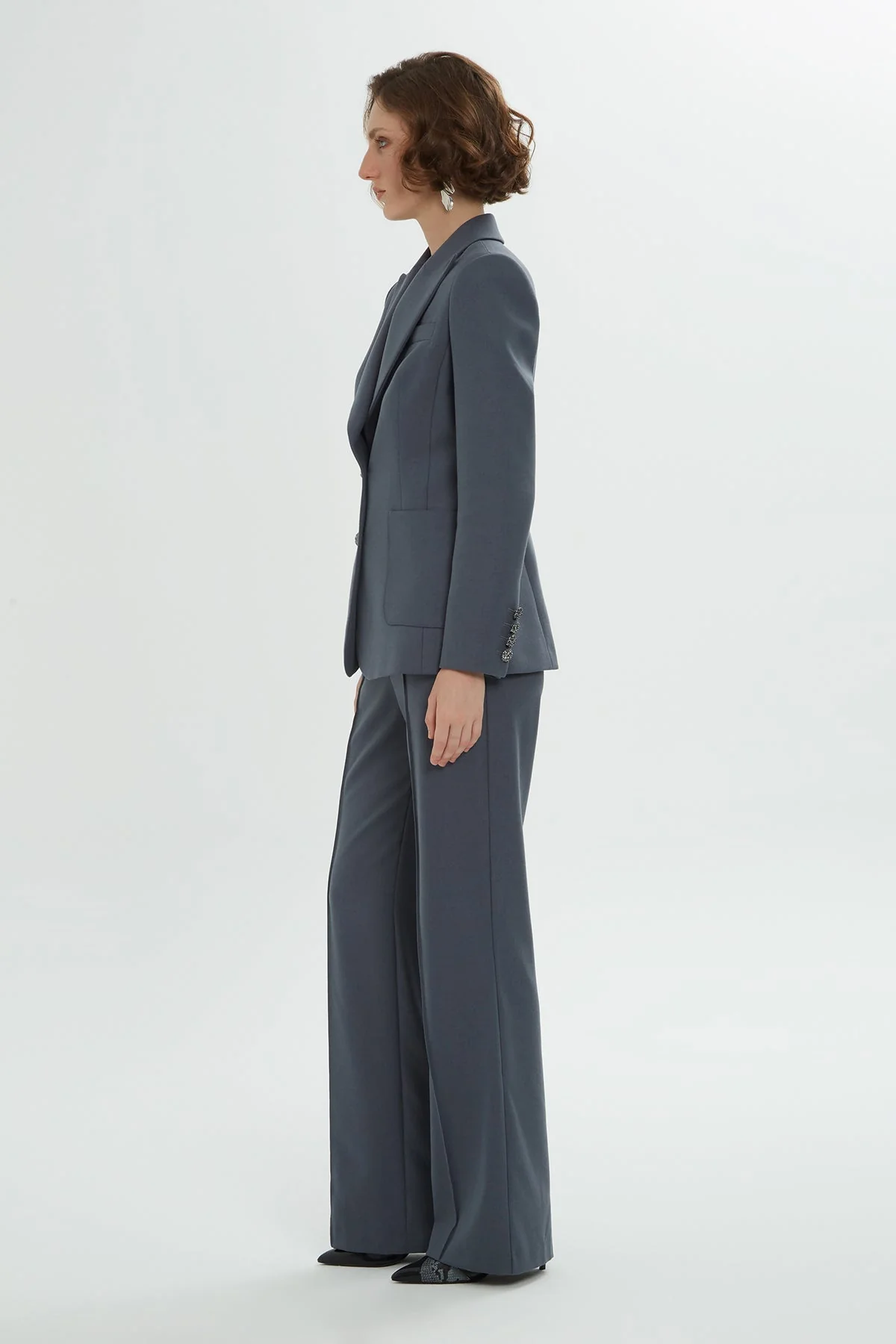 Grey Suit with Front-Button Closure - Image 3