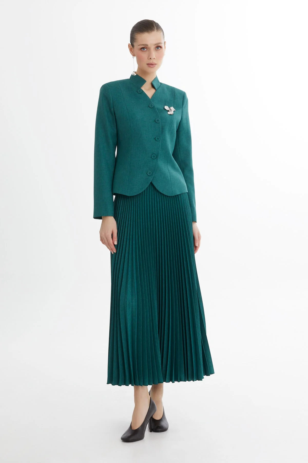 Green Short Jacket Suit with Brooch - Image 3