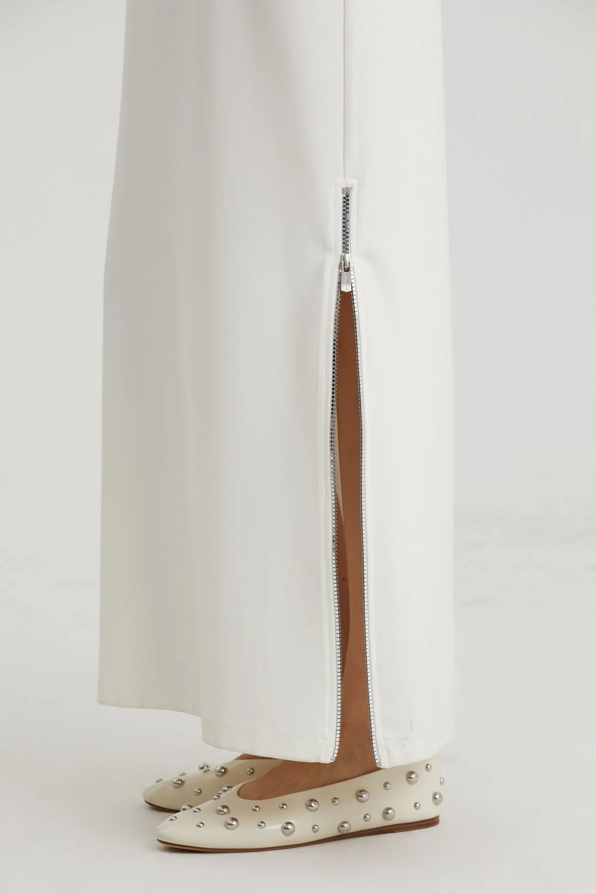 White Floral Embroidered Stretch Dress - Image 4